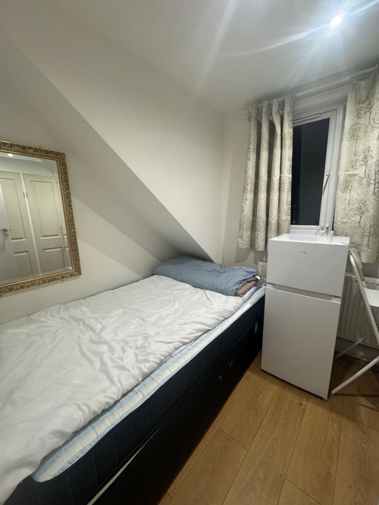 Lovely and very clean single room near Hove Station