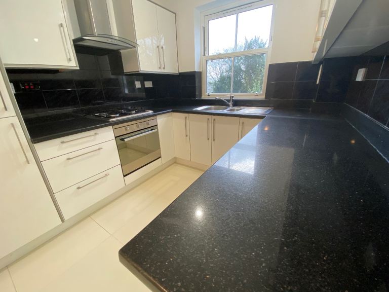 Beautiful 2 bedroom 2 bathroom flat in Godalming 