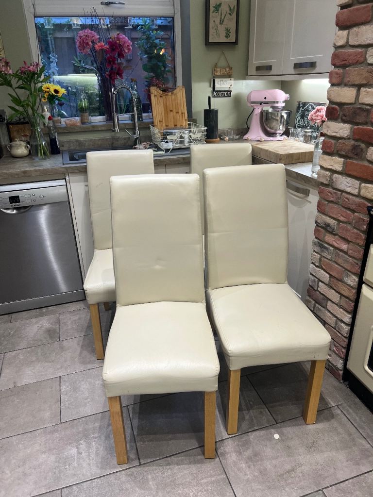 💚🍽️🪑 Oak dining breakfast bistro chairs  £10 per pair
