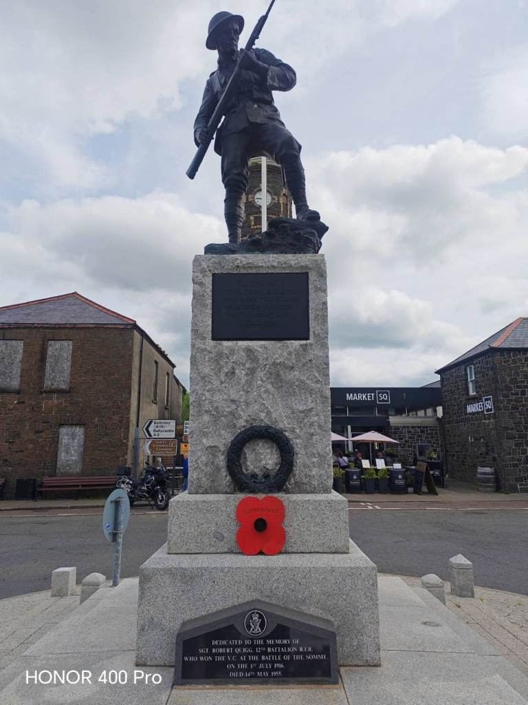 Large Wooden Poppy 'Lest We Forget' Decoration