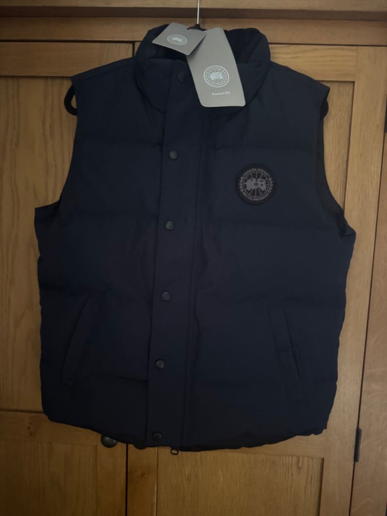 EBAY AUTHENTICATED Canada Goose Gilet in dark Navy, size Large 
