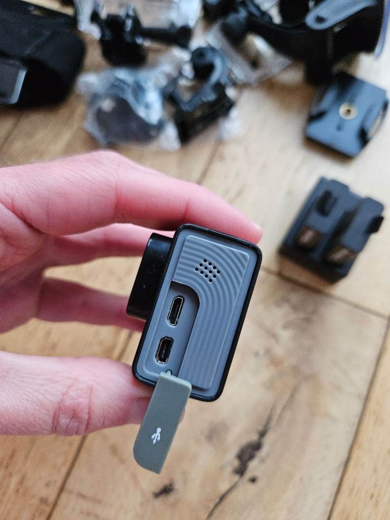 Alaska Brave 6 Go pro action camera with accessories and carry case Like new 