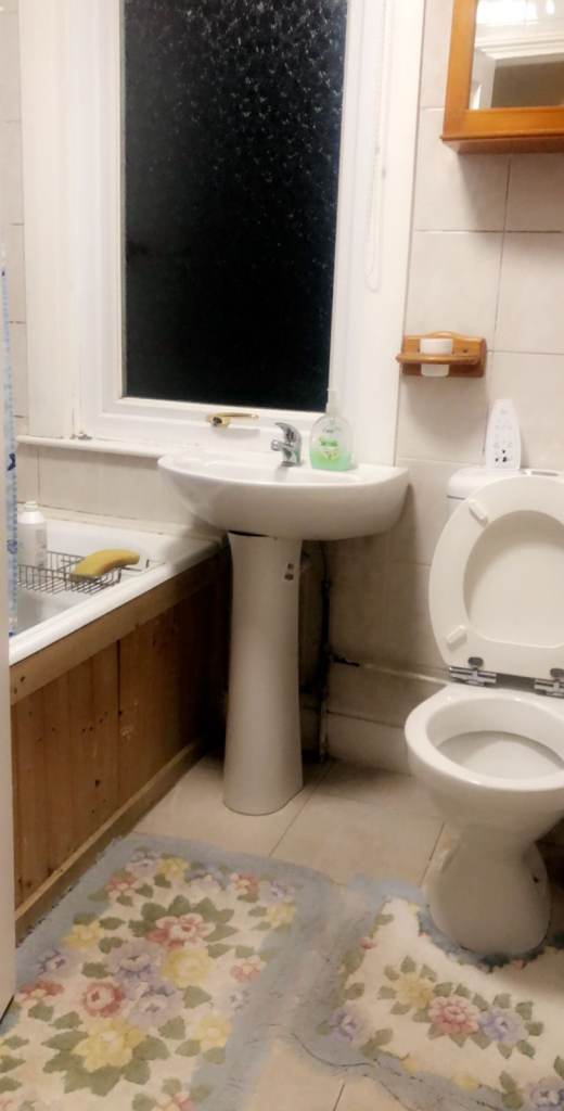 AVAILABLE !!! (Professional ONLY) ..CLEAN BIG MEDIUM ROOM IN WALTHAMSTOW, E17 4JR FOR £627pcm