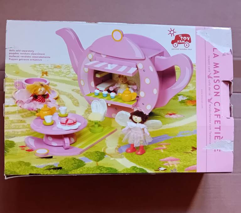 Tea-Pot Cafe Play-Set with accessories. Le Toy Van Company.