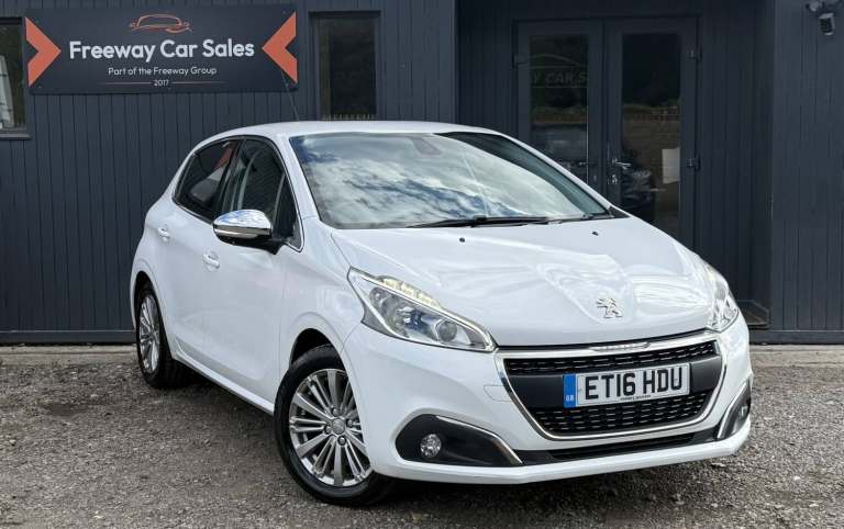 PEUGEOT 208 1.2 PureTech Allure 5dr Petrol Manual, Low Mileage, Cambelt Changed