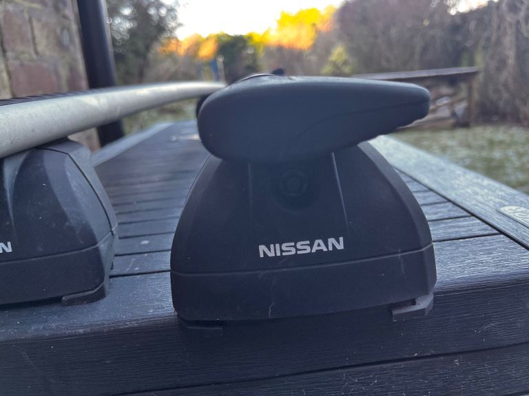 Nissan Roofbars with keys