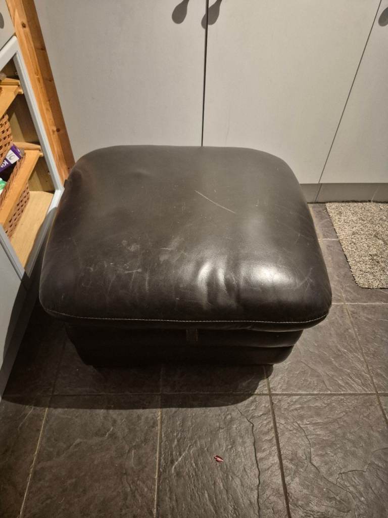 Dark brown leather puffee