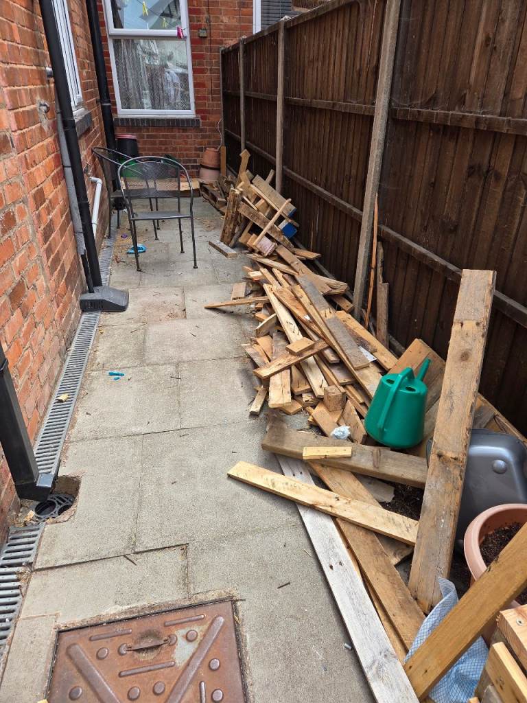 Assorted cut pallets and complete wooden pallets 