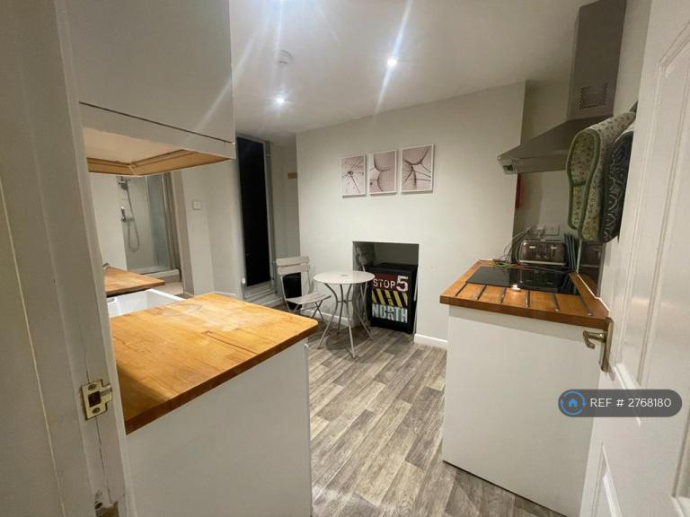 1 bedroom flat in Friars Walk, Exeter, EX2 (1 bed) (#2768180)