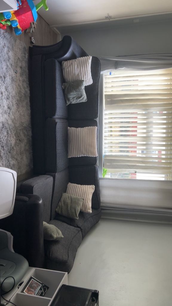 Corner sofa and 2 chairs 