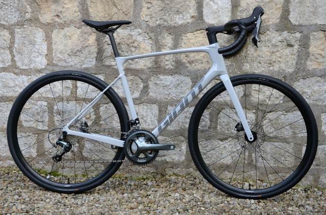 2026 GIANT DEFY ADVANCED DISC CARBON ROAD BIKE. MINT CONDITION