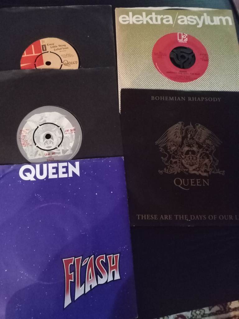 5 Queen vinyl 7 inch singles from 70s, 80s and 90s - excellent condition