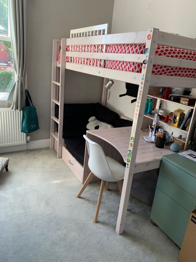 IKEAS BUNK BED WITH TBALE AND SPARE SI GLE BEDz