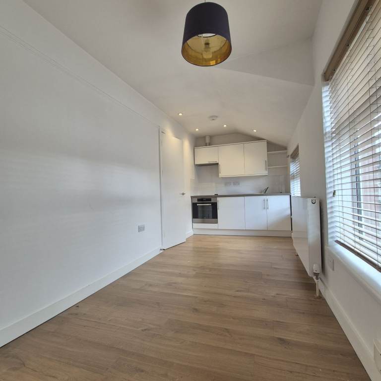 1 Bedroom 1ST Floor Flat 2 Minutes from Station E17 6HD (WATER & GAS BILLS INCLUDED IN PRICE)