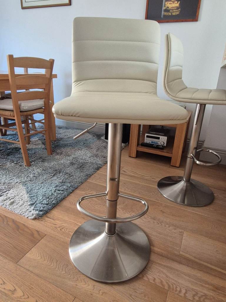 Cream Swivel Bar Stool with Chrome Base – Good Condition