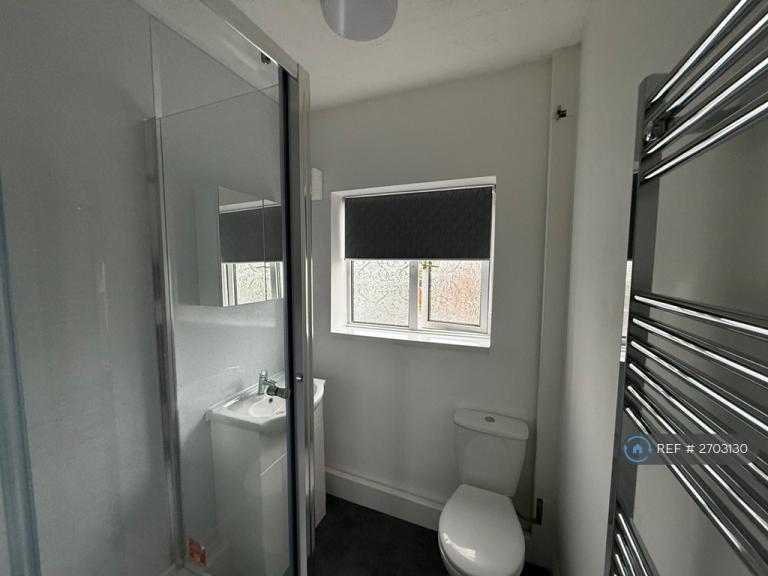 2 bedroom flat in Hanbridge Avenue, Newcastle-Under-Lyme, ST5 (2 bed) (#2703130)