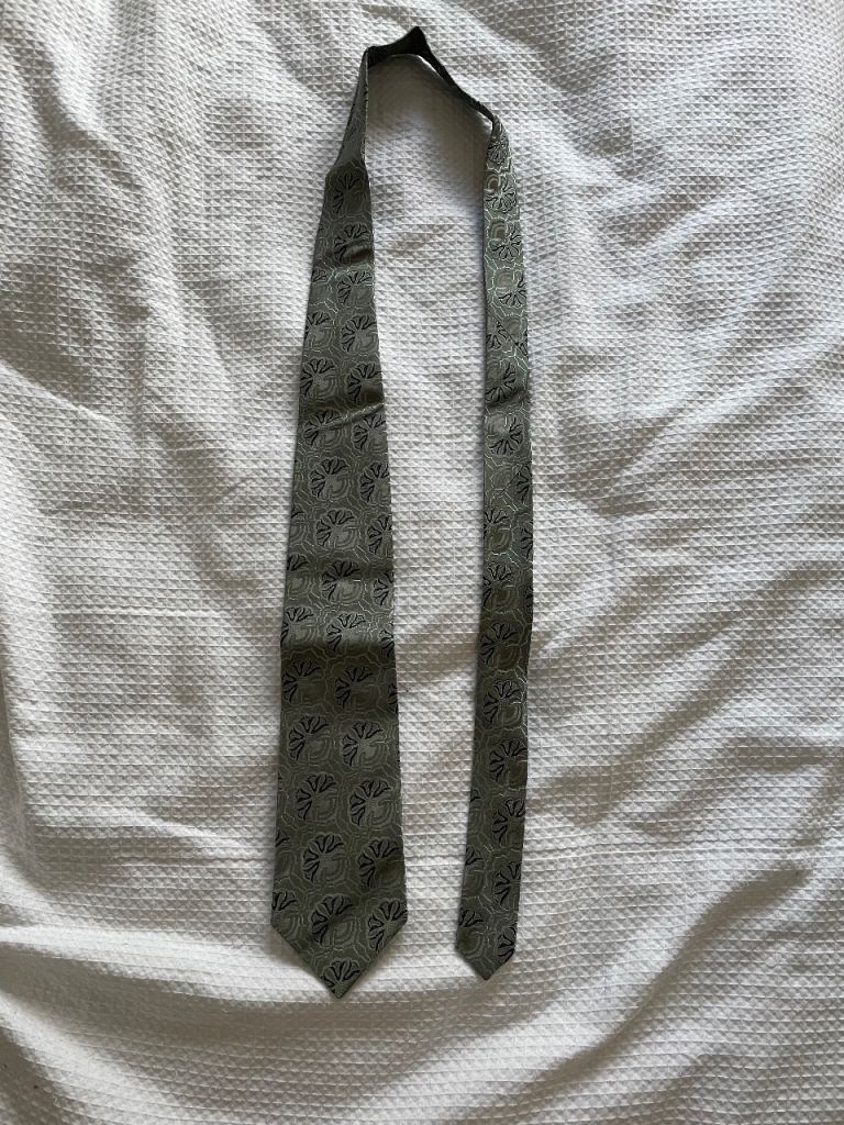 Silk patterned tie