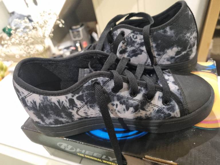 HEELYES WHEELED TRAINERS SIZE 5UK New in box