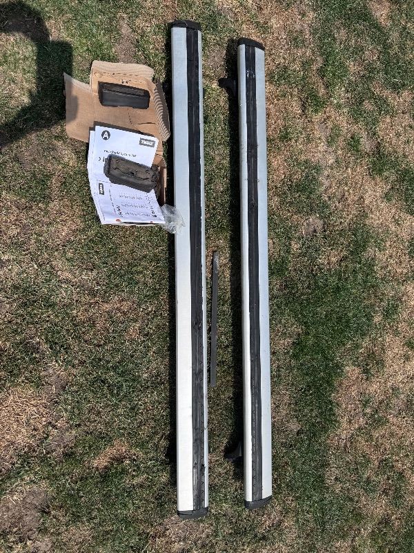 Thule wing bar with 2 different 4 pack foot pack