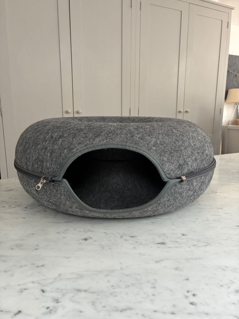 Cat bed/doughnut shape.  With tunnel. 