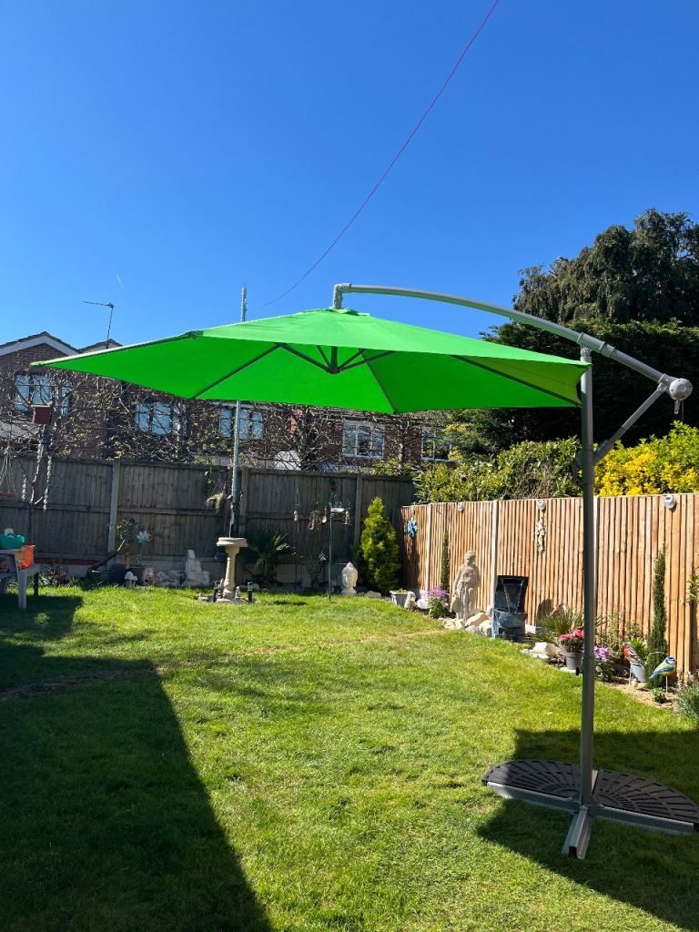 Large Green Garden Parasol with Cantilever Arm – Good Condition