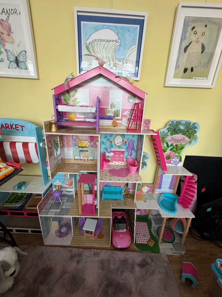 Kidkraft pool party mansión doll  house  - Excellent Condition