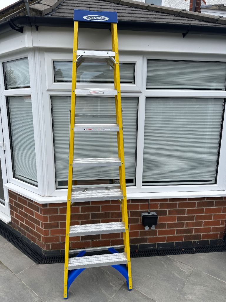 Werner Fibreglass Swingback Step Ladder