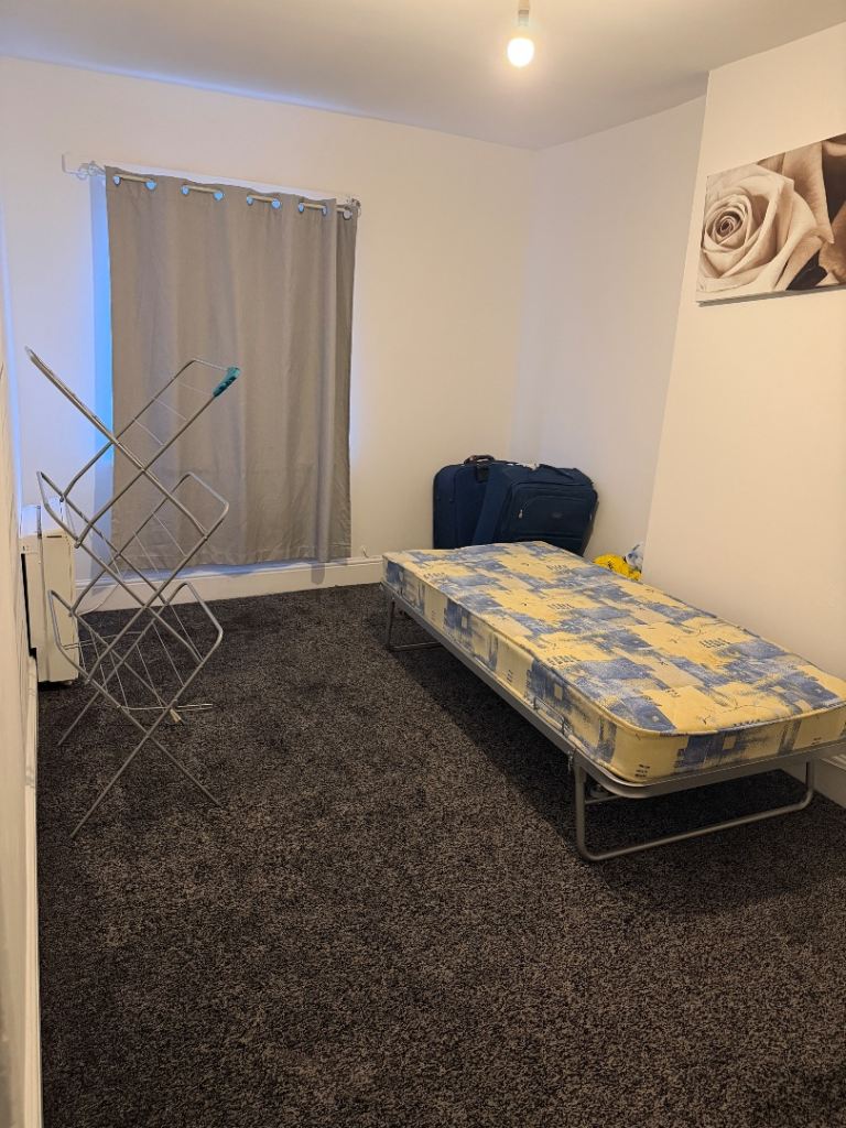 Single bedroom available only for girls 