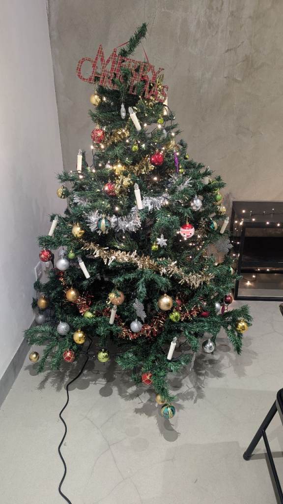 5ft christmas tree with lights and decor 