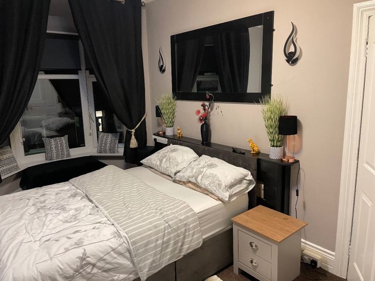 Large double room to let 