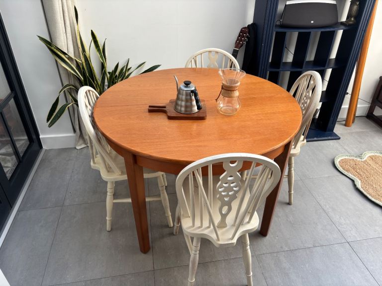 Wooden Extendable Dining Table – Good Condition