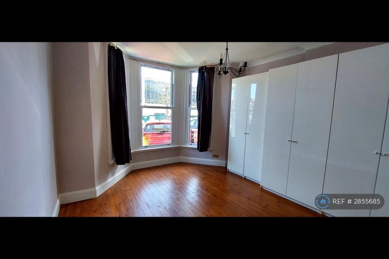 1 bedroom flat in Newlands Park, London, SE26 (1 bed) (#2855685)