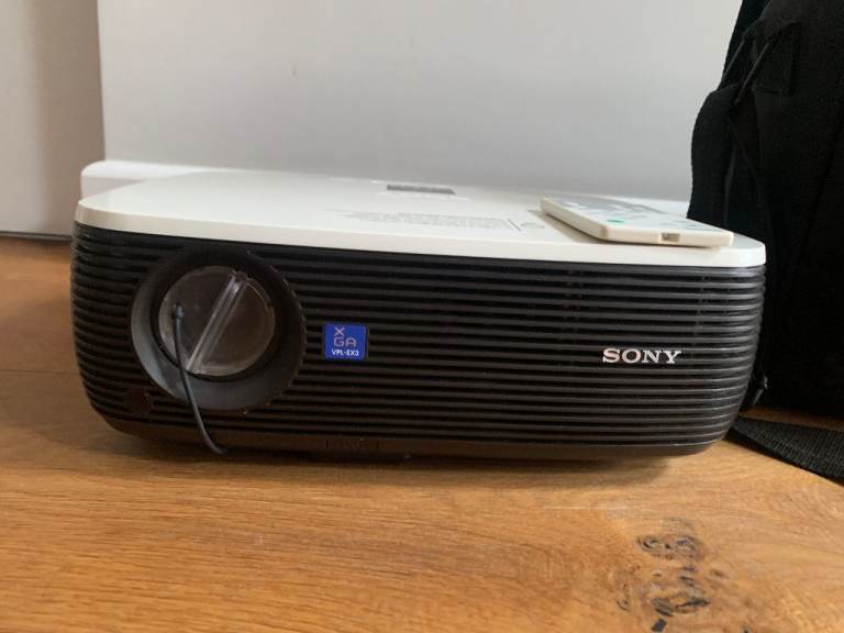 SONY VPL-EX3 DATA LCD PROJECTOR WHITE WITH ALL CABLES AND REMOTE CONTROL