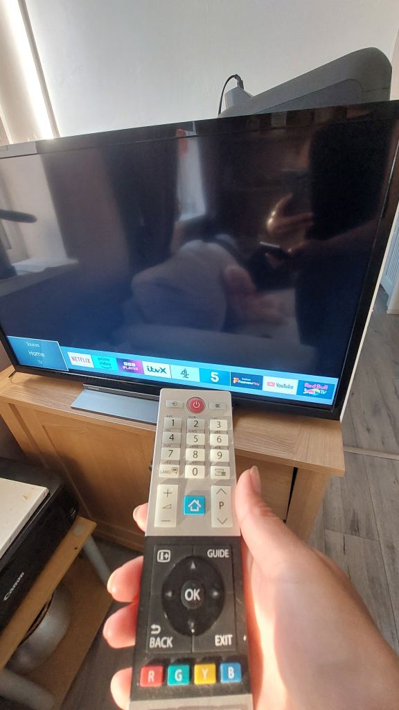 Toshiba 32" Smart TV with Remote Control – Good Condition