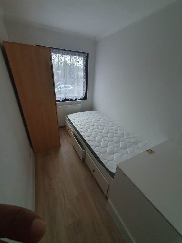 Spacious & Cosy Box room for rent Sl1 5BN