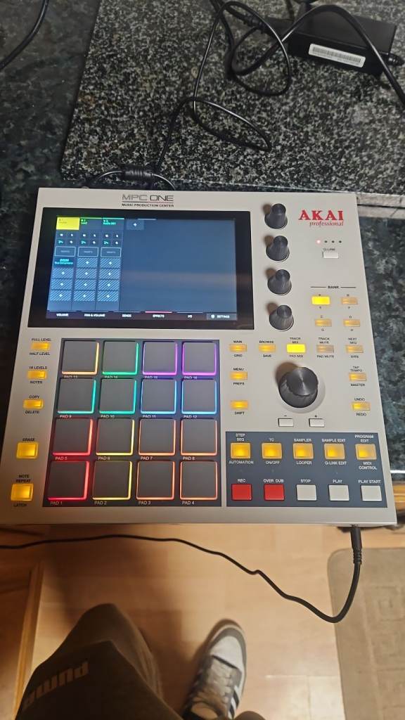 Akai MPC One Retro TRADE GUITAR