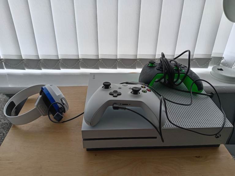 Xbox one S 800gb 12 games. Inc Fc26. 