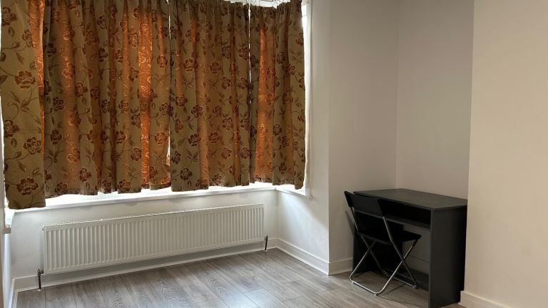 Luxurious Master BedRoom for people in Professional occupation.