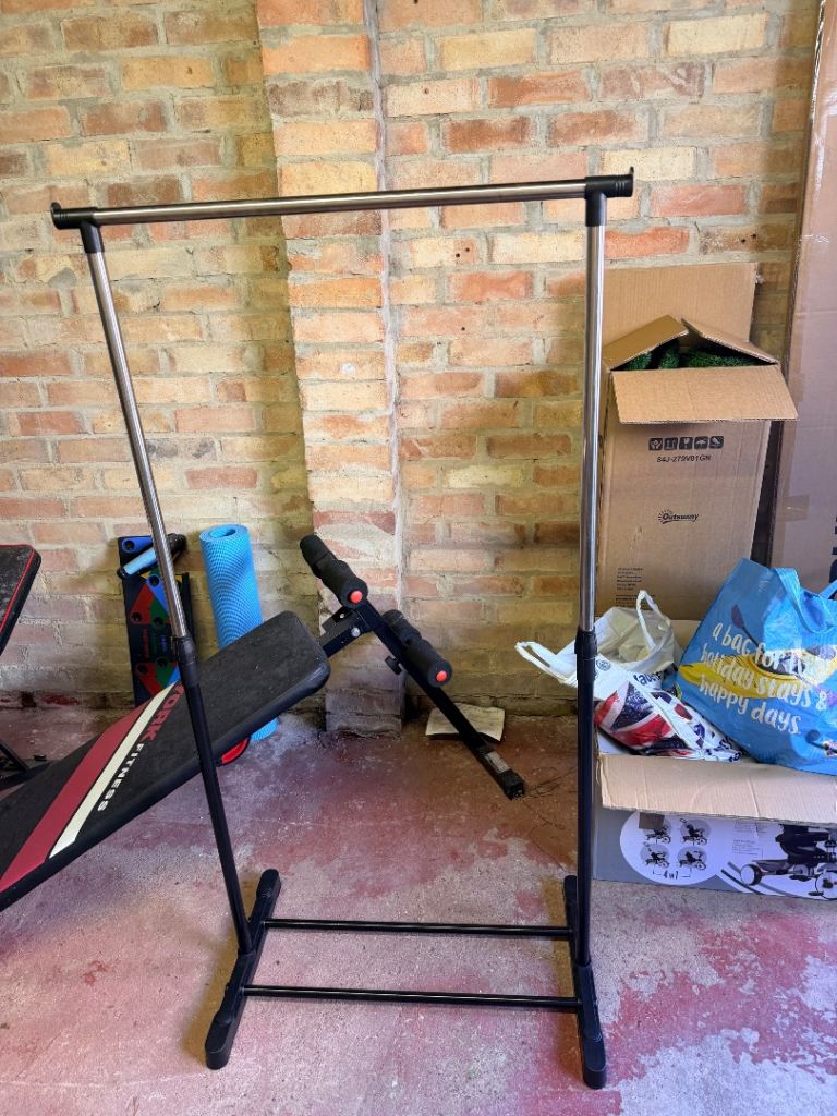 Adjustable Clothes Rail