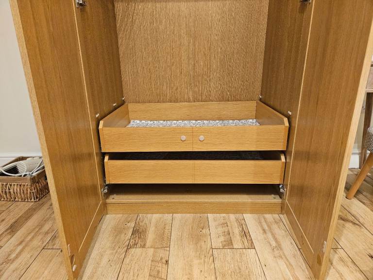 Attractive wood veneer wardrobe