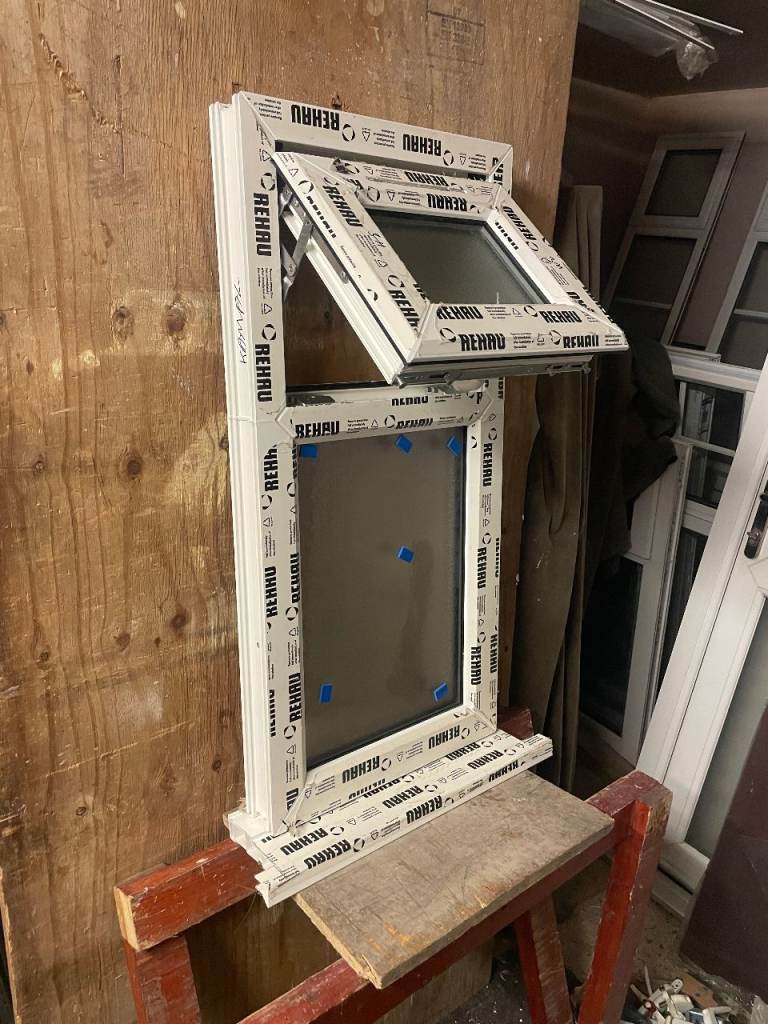 H 89.5 x W 42.5 cm-SMALL BRAND NEW REHAU UPVC DOUBLE GLAZED WINDOW OBSCURE (BATHROOM) (REF: SJ477) 
