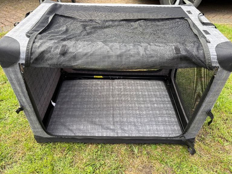 Travel dog crate 