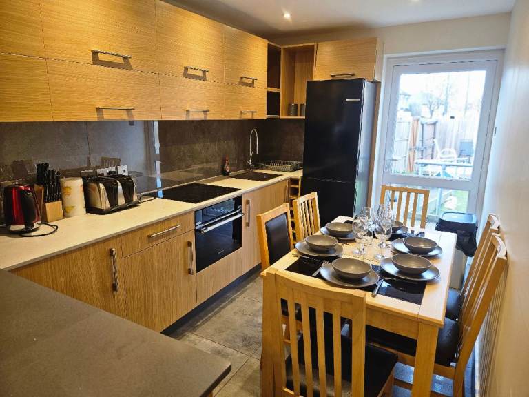 4 Bedroom House, 2 Baths, sleeps 11, Free Wi-Fi & Household bills, mini booking 3 nights