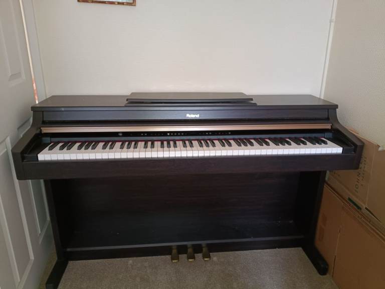 Roland Digital Piano – Dark Wood Finish, Good Condition