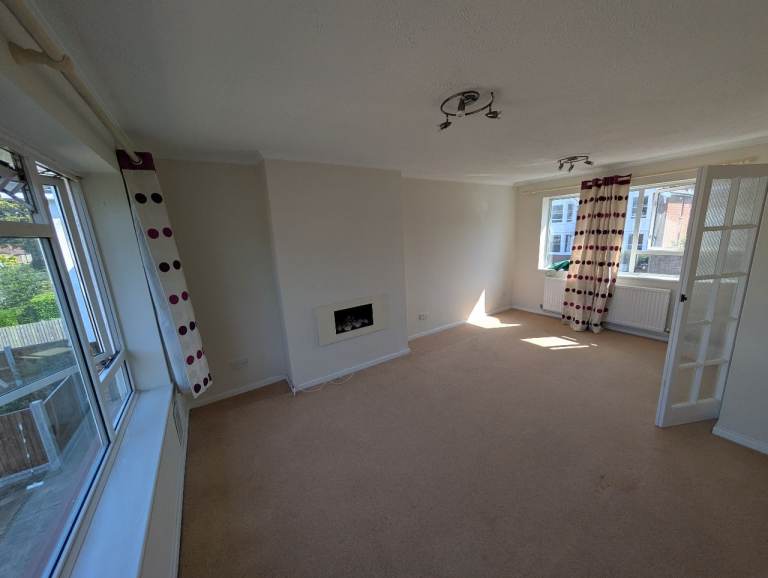 Spacious 2 Bed Maisonette - 5 Mins Walk to Loughton Station