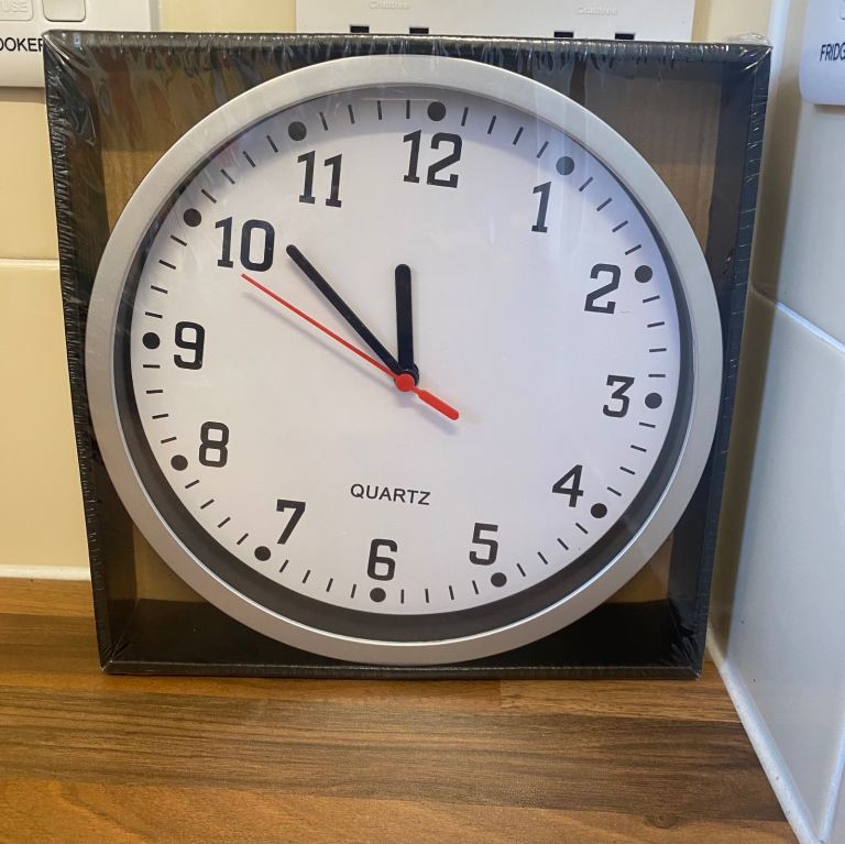 New Quartz Wall Clock – White and Silver