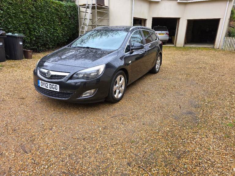 Vauxhall astra estate in black 