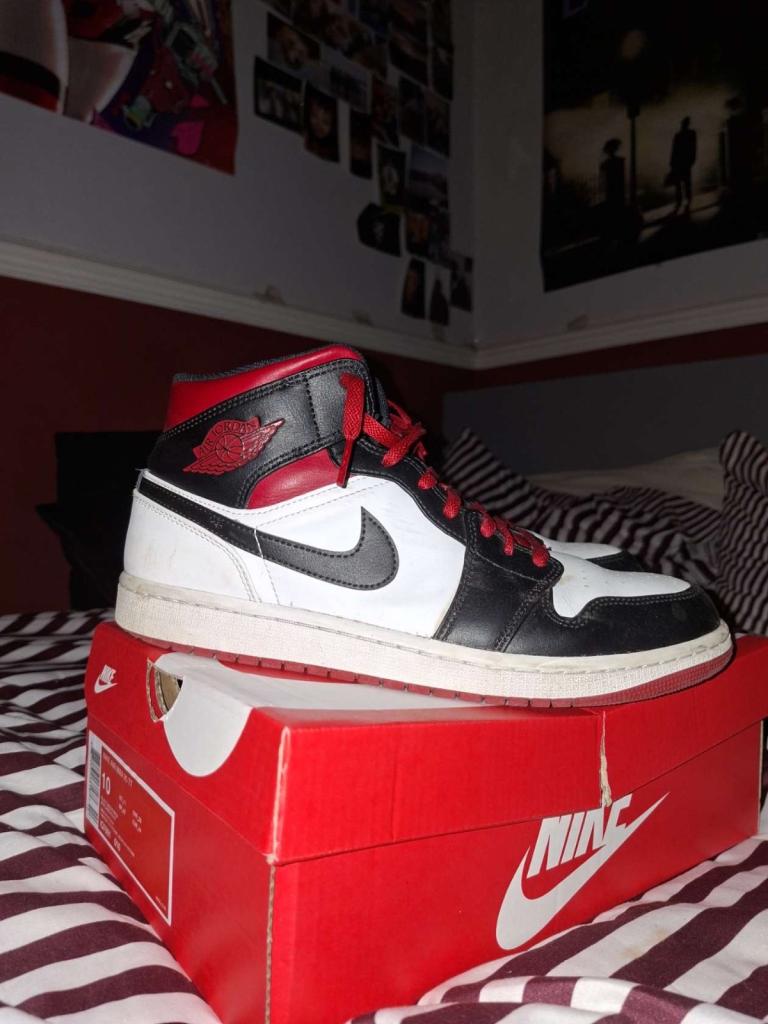 Men’s Jordan 1s red white and black 