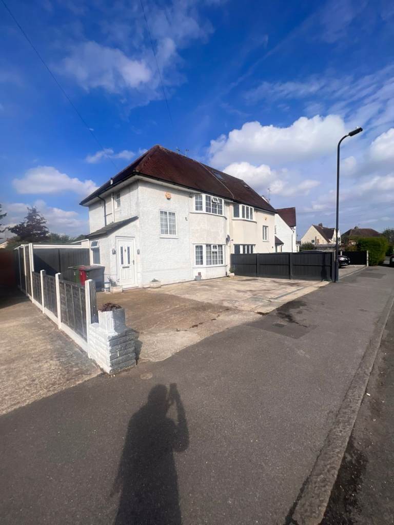 4 Bedroom house for rent £2500 ono per month- available immediately