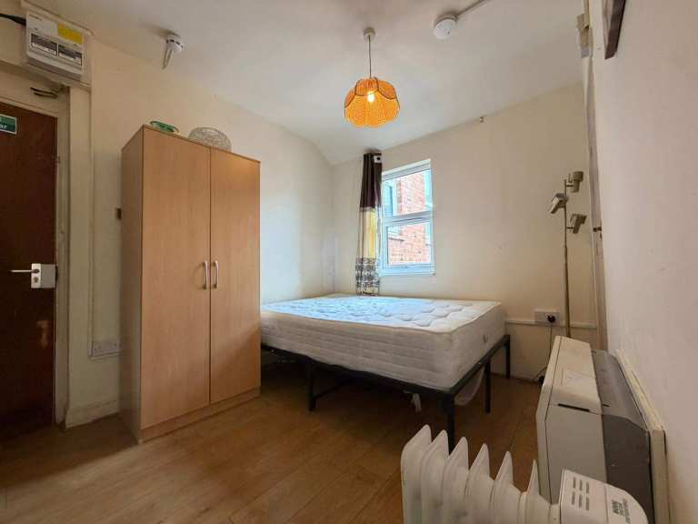 Large Self-Contained Studio with Private Balcony | Kilburn – DSS WELCOME